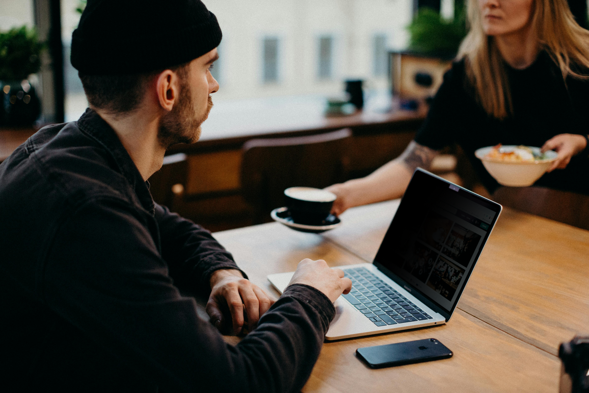 Comment sécuriser mon MacBook Pro dans les lieux publics ?