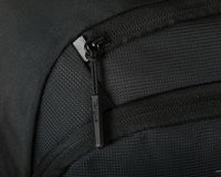 schwarzer Laptop-Rucksack auf weißem Hintergrund Nahaufnahme des Reißverschlusses