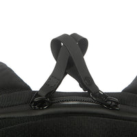 Primer plano de una correa de mochila negra sobre fondo blanco