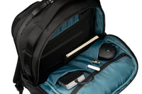 Mochila negra con interior azul que contiene un ordenador portátil, un ratón y otros objetos sobre fondo blanco