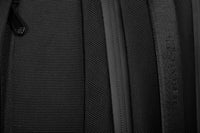 Primer plano de un bolso negro con textura y correa