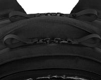 Primer plano de una mochila negra con cremalleras y correas.