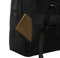 Mochila negra con un parche marrón sobre fondo blanco