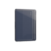 MacBook Neo dans un étui transparent