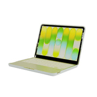Funda protectora hipertransparente para el portátil Apple Neo sobre fondo blanco