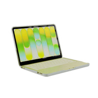 Funda protectora hipertransparente para el portátil Apple Neo sobre fondo blanco