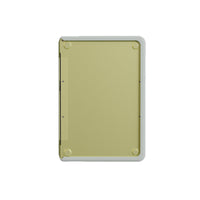 Funda protectora hipertransparente para el portátil Apple Neo sobre fondo blanco