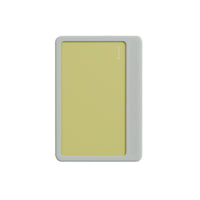 Funda protectora hipertransparente para el portátil Apple Neo sobre fondo blanco