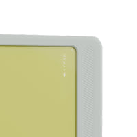 Funda protectora hipertransparente para el portátil Apple Neo sobre fondo blanco