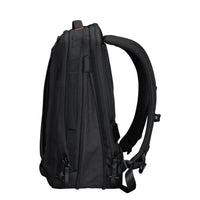 Mochila negra sobre fondo blanco