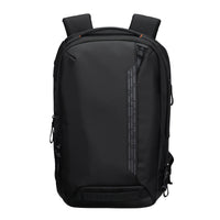 Mochila negra sobre fondo blanco