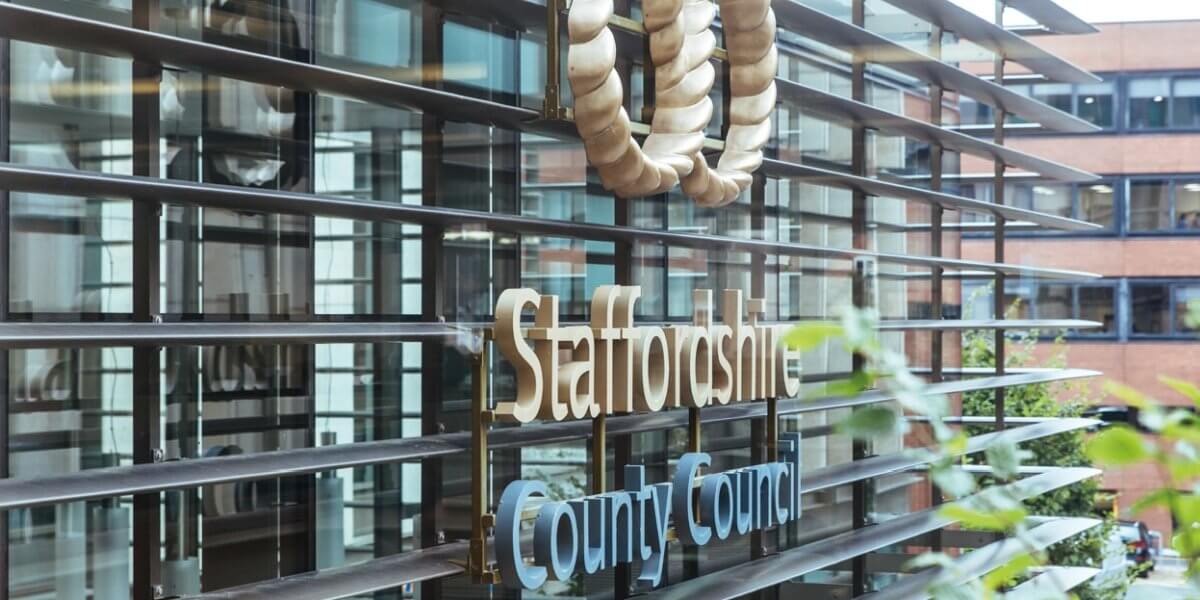 Étude de cas : Le conseil du comté de Staffordshire accroît la satisfaction de ses employés grâce à la mise en place d'un système de "travail intelligent".