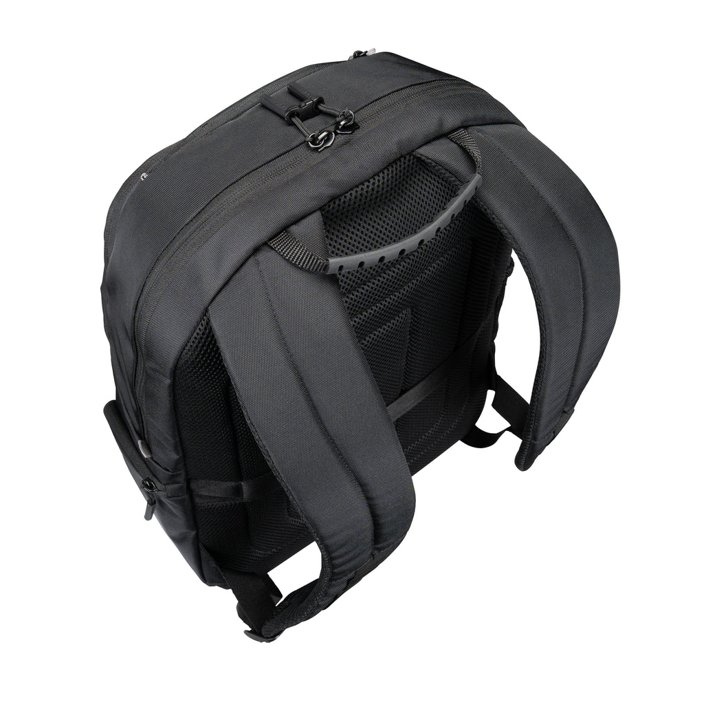 Schwarzer Rucksack mit sichtbaren Trägern auf weißem Hintergrund