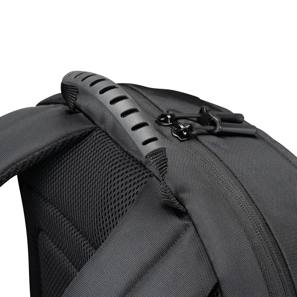 Grauer Rucksack mit Schulterriemen und Polsterung auf weißem Hintergrund