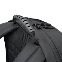 Grauer Rucksack mit Schulterriemen und Polsterung auf weißem Hintergrund