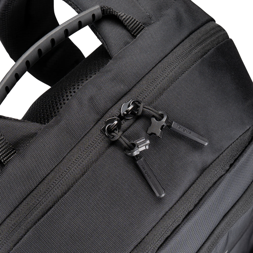 Nahaufnahme eines schwarzen Rucksack-Reißverschlusses mit Markenlogo auf weißem Hintergrund