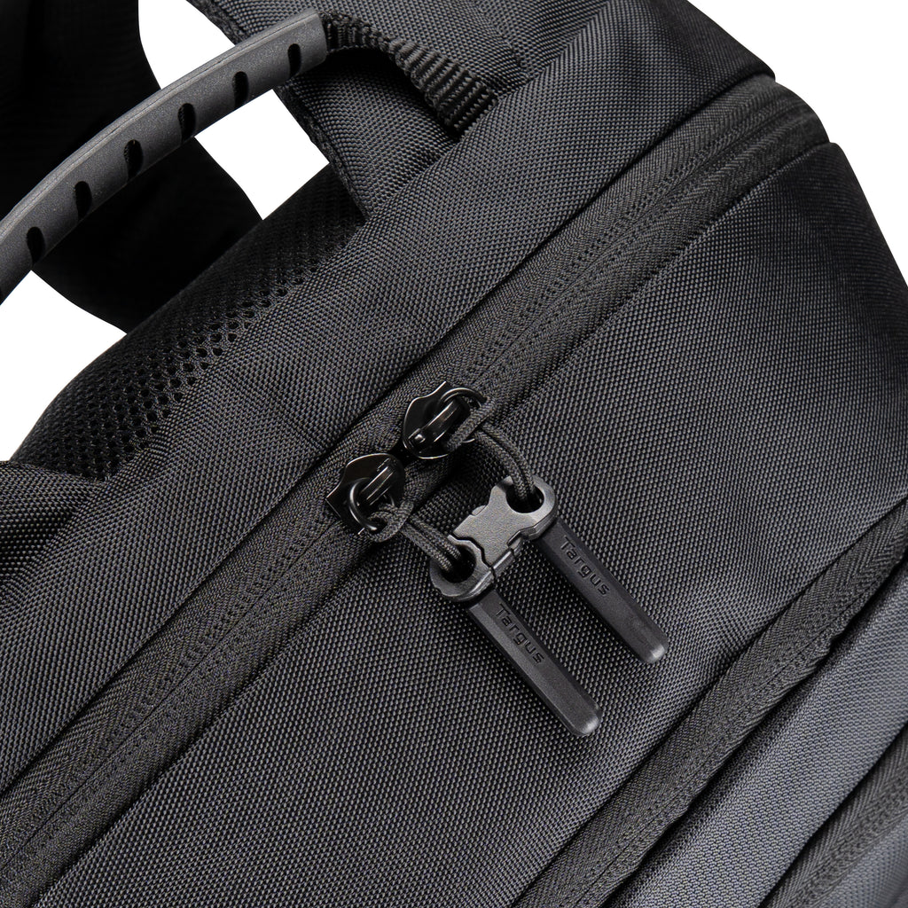 Nahaufnahme eines schwarzen Rucksack-Reißverschlusses mit Markenlogo auf weißem Hintergrund