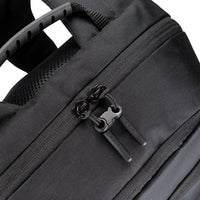 Nahaufnahme eines schwarzen Rucksack-Reißverschlusses mit Markenlogo auf weißem Hintergrund