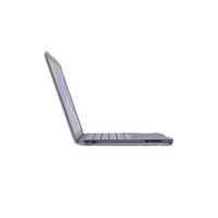 MacBook Neo dans un étui transparent