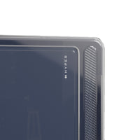 MacBook Neo dans un étui transparent