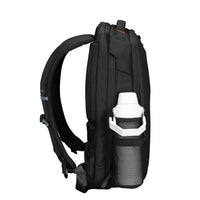 Mochila negra con un portabotellas sobre un fondo blanco