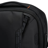 Primer plano de una mochila negra con el logotipo de la marca visible sobre un fondo blanco