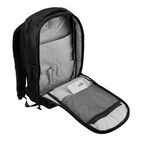 Mochila negra con compartimentos abiertos sobre fondo blanco.
