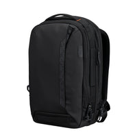 Mochila negra sobre fondo blanco
