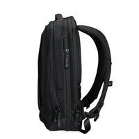 Mochila negra sobre fondo blanco