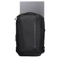 Mochila negra sobre fondo blanco