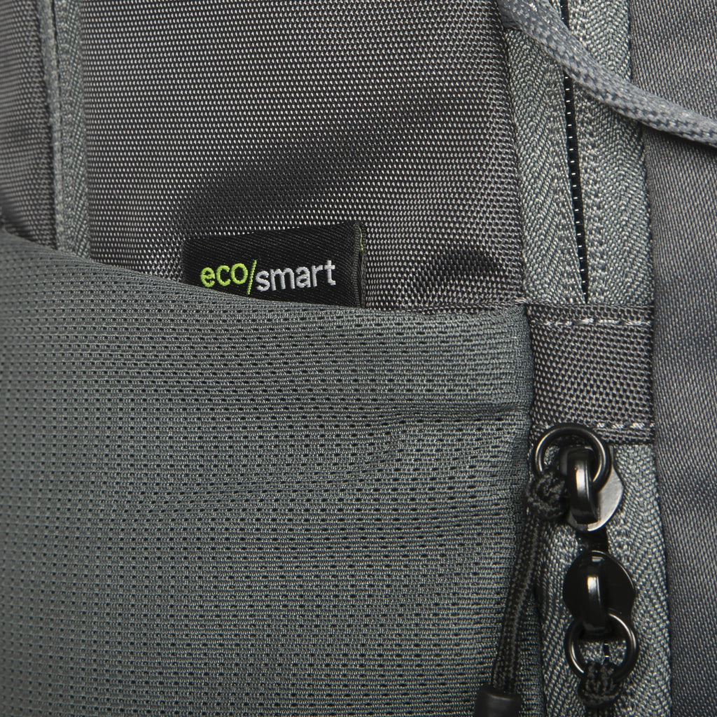 Mochila gris con etiqueta "eco/smart" en un primer plano del tejido y la cremallera.
