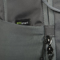 Mochila gris con etiqueta "eco/smart" en un primer plano del tejido y la cremallera.