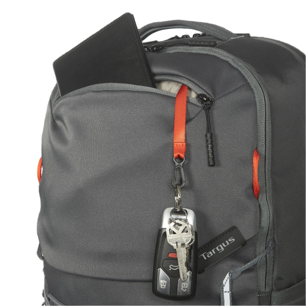 Mochila gris con llavero y logotipo de Targus sobre fondo negro