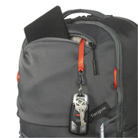 Mochila gris con llavero y logotipo de Targus sobre fondo negro