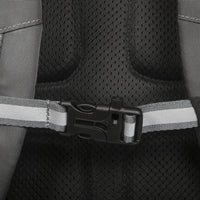 Primer plano de la hebilla del cinturón de seguridad de un asiento de coche negro con correas grises.