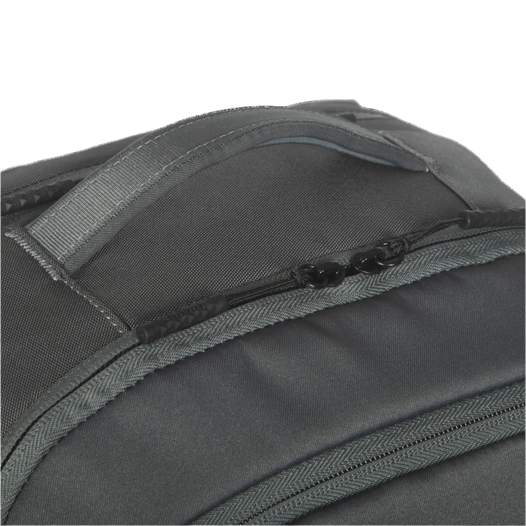 Primer plano de una mochila gris con cremalleras sobre fondo negro