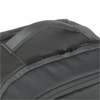 Primer plano de una mochila gris con cremalleras sobre fondo negro