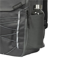 Mochila gris con una botella de agua en un bolsillo, con la marca Targus.