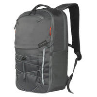 Mochila gris con logotipo de la marca visible sobre fondo blanco