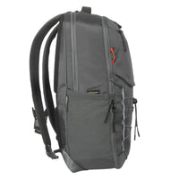 Mochila gris con asa naranja sobre fondo negro