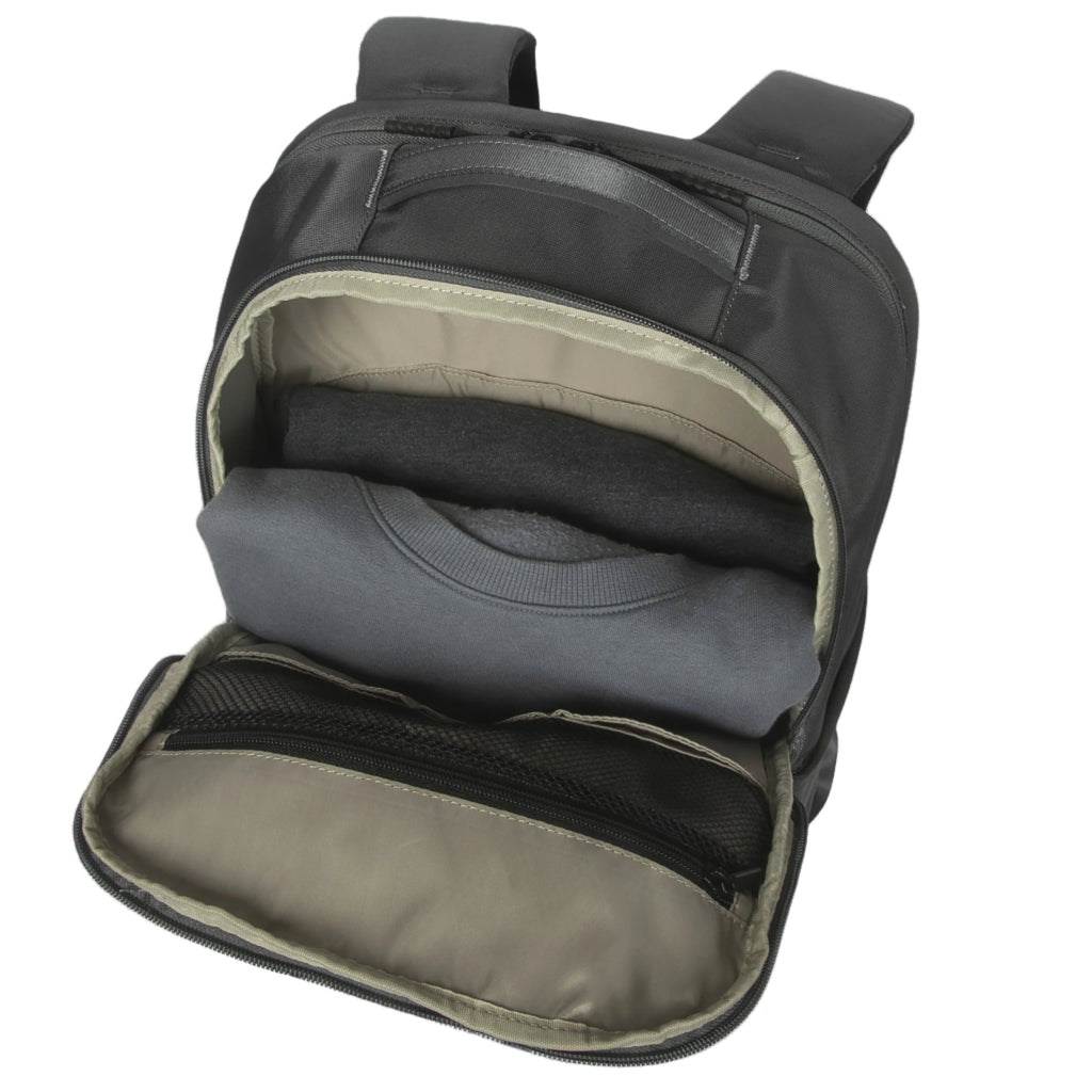 Mochila gris con compartimento frontal abierto sobre fondo blanco