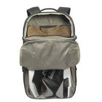 Mochila con un jersey y zapatos en su interior sobre fondo blanco