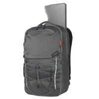 Mochila gris con compartimento para portátil sobre fondo blanco
