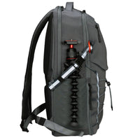 Mochila gris con trípode para cámara fotográfica sobre fondo negro
