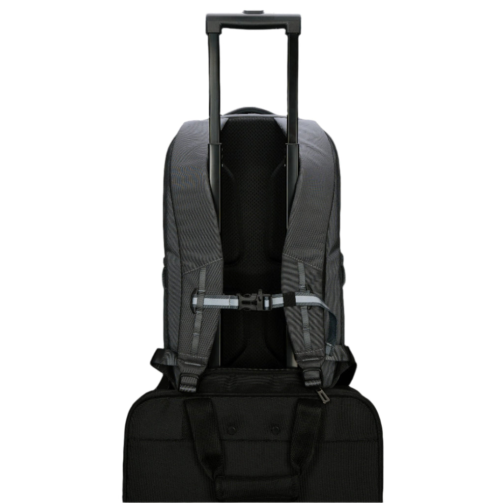 Mochila gris con ruedas y una maleta negra debajo sobre fondo blanco