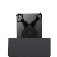 Funda de móvil negra con un diseño original sobre fondo blanco