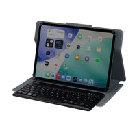 Tablet con funda con teclado sobre un fondo blanco